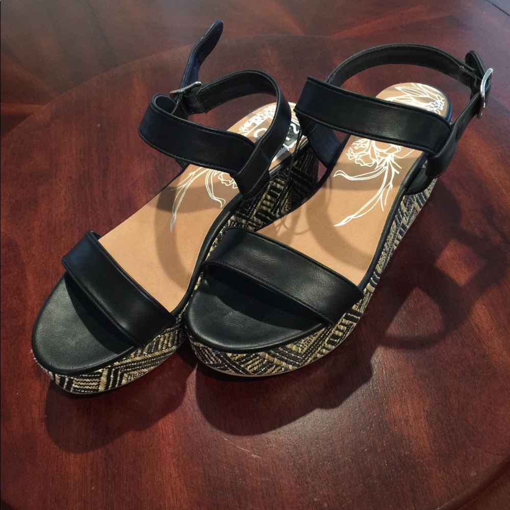 DV BRYNN Black Ankle Strap Wedge Sandals! - Picture 2 of 8